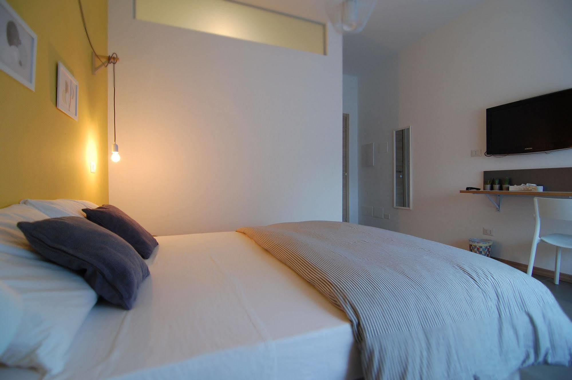 Bed and Breakfast Le Officine Di Via Marsala Леньяно Экстерьер фото