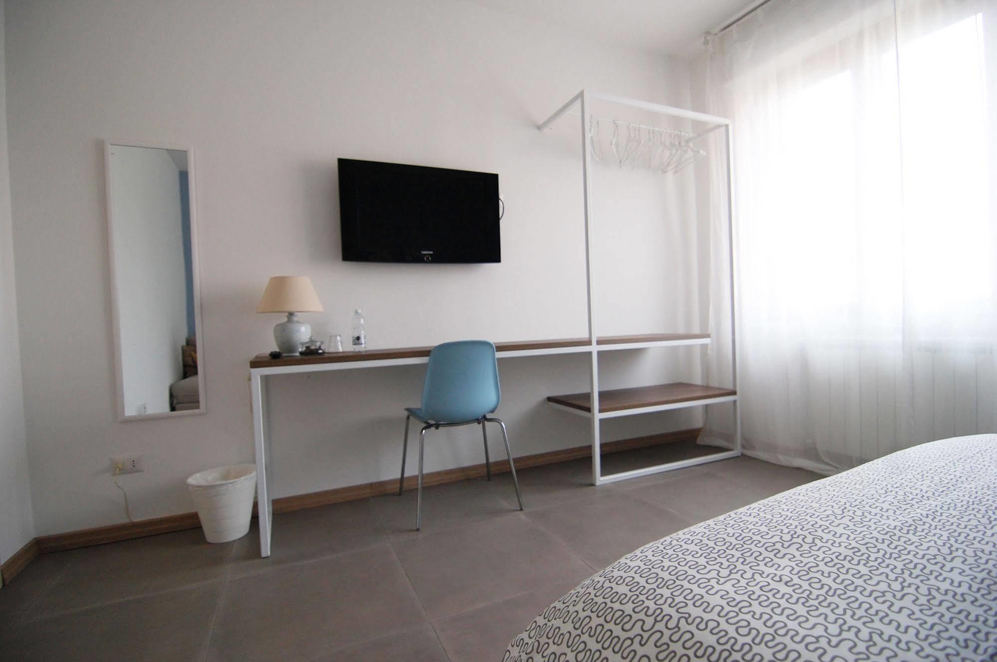Bed and Breakfast Le Officine Di Via Marsala Леньяно Экстерьер фото