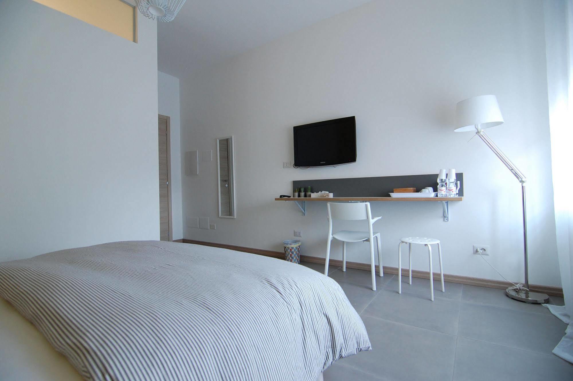 Bed and Breakfast Le Officine Di Via Marsala Леньяно Экстерьер фото