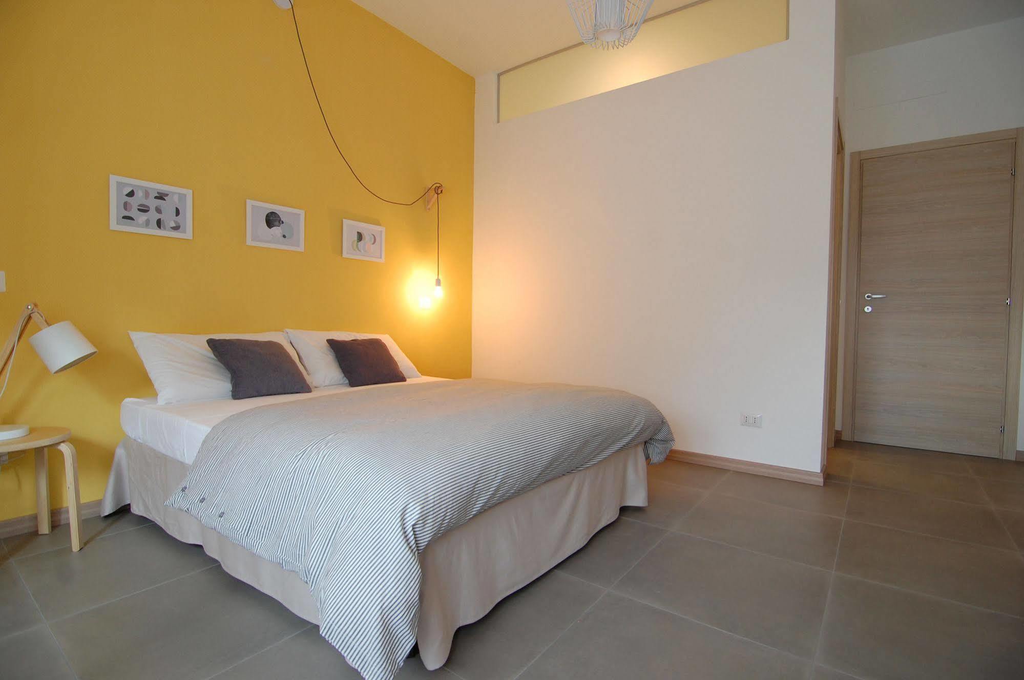 Bed and Breakfast Le Officine Di Via Marsala Леньяно Экстерьер фото
