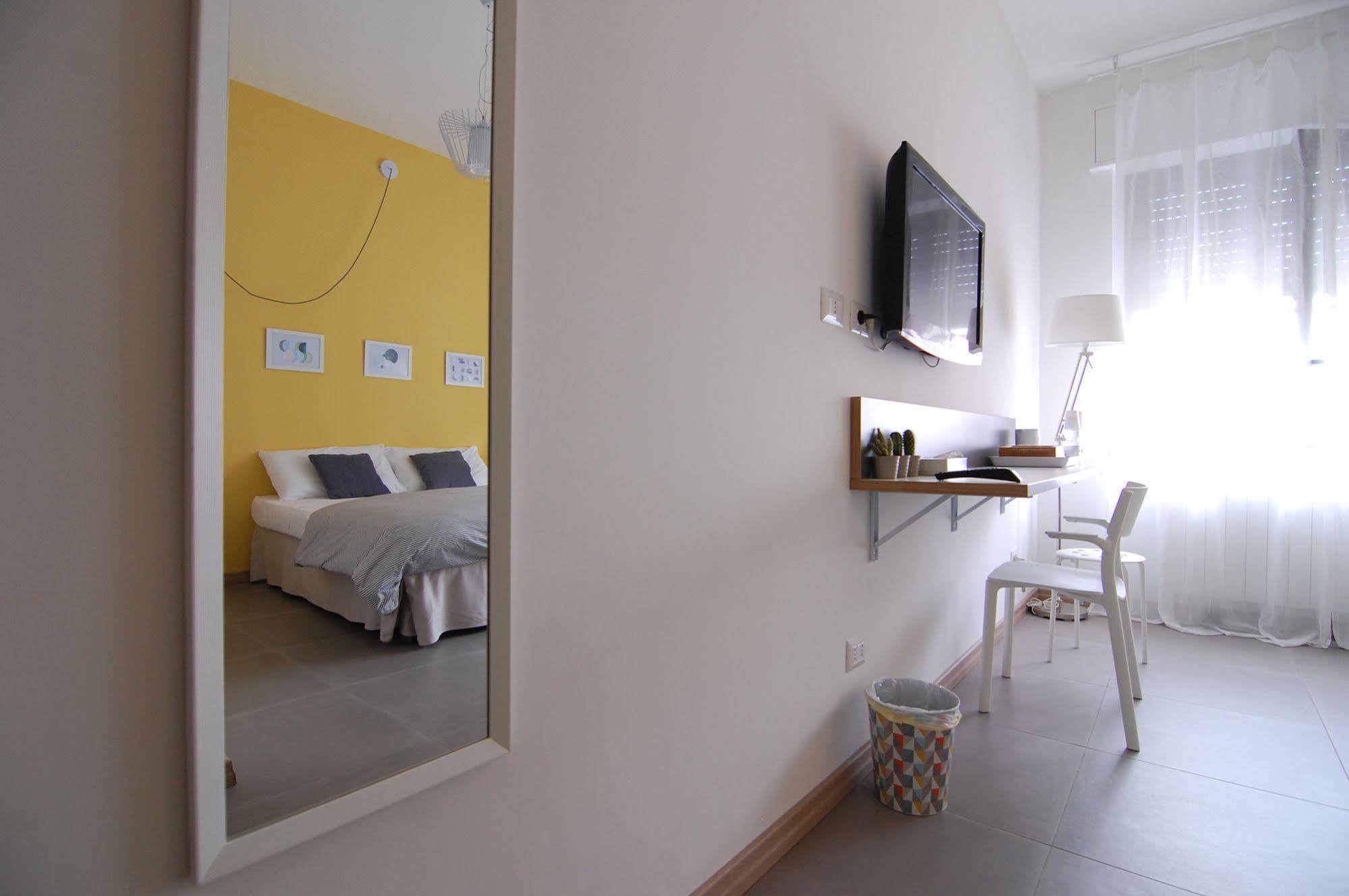 Bed and Breakfast Le Officine Di Via Marsala Леньяно Экстерьер фото
