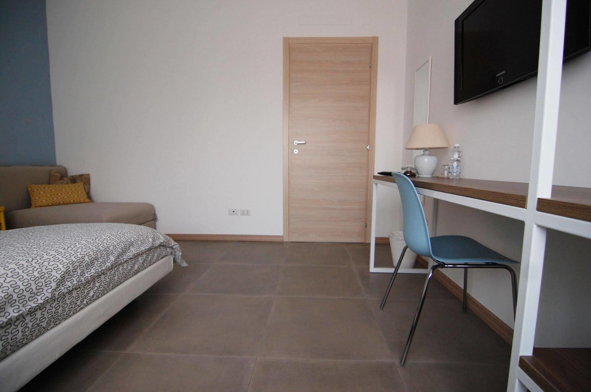 Bed and Breakfast Le Officine Di Via Marsala Леньяно Экстерьер фото